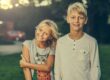 Alt-ID: Young blond boy and girl smiling. https://pixabay.com/photos/siblings-brother-sister-friends-3315770/