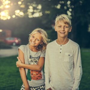 Alt-ID: Young blond boy and girl smiling. https://pixabay.com/photos/siblings-brother-sister-friends-3315770/